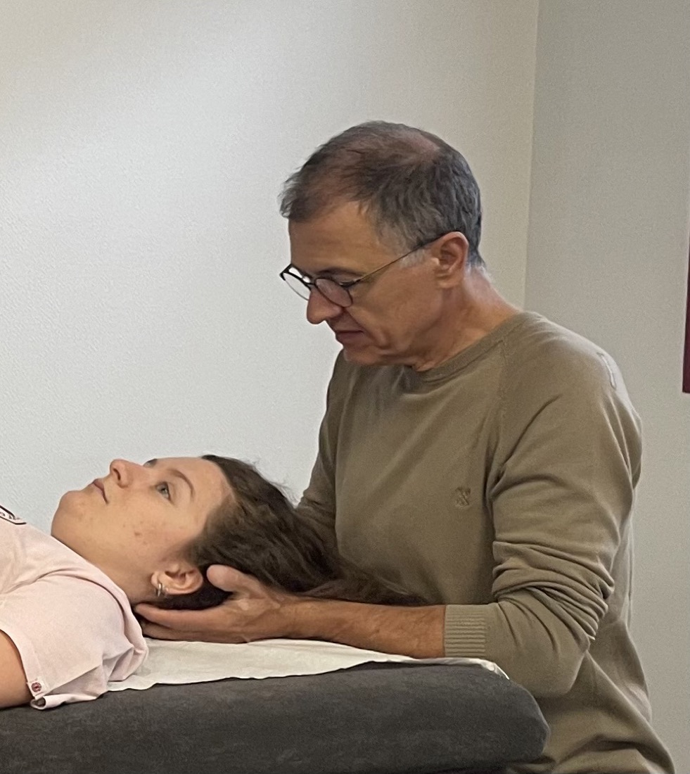 Jérôme Guyot, ostéopathe à Chagny, en séance avec une patiente